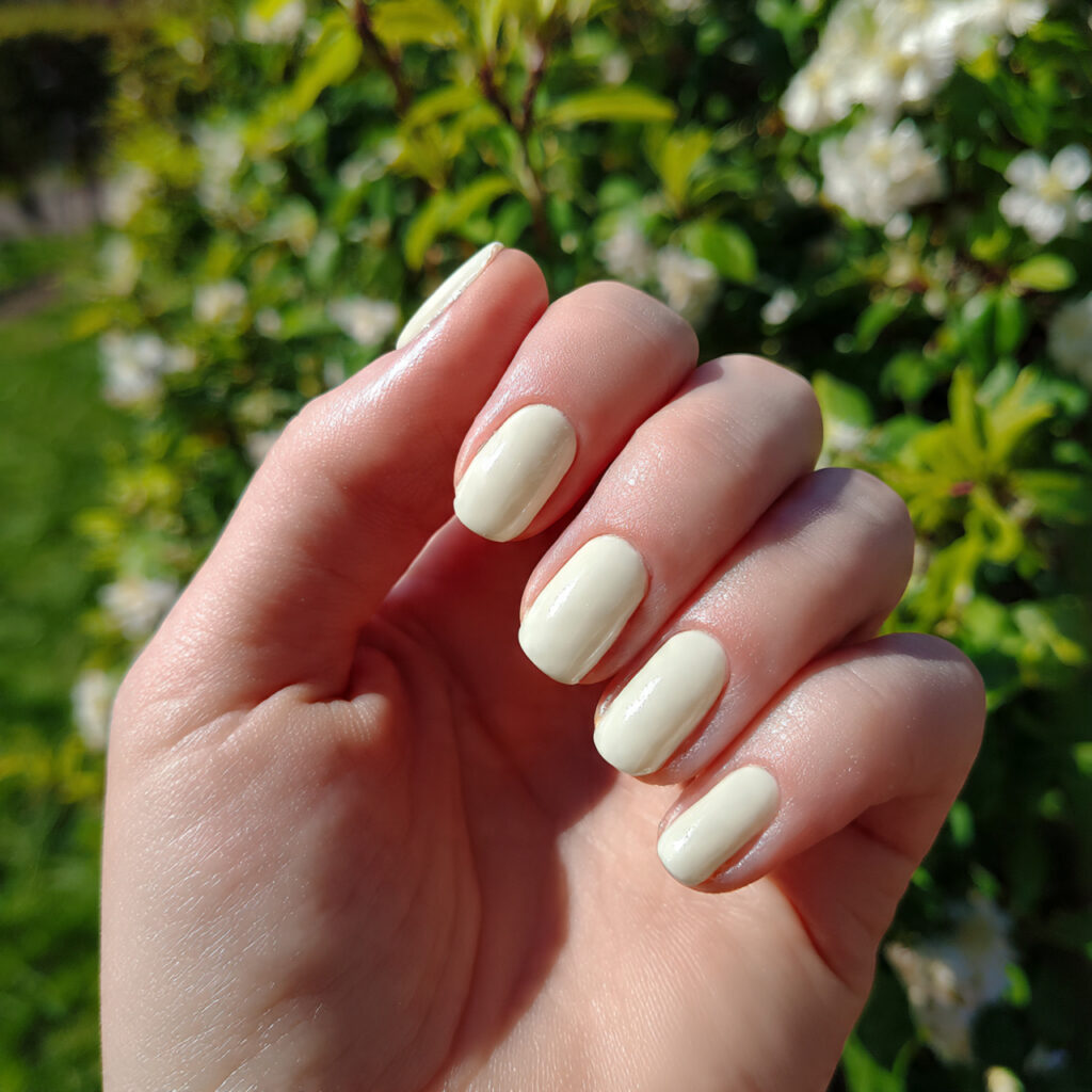 attractive milky vanilla short nails with outdoor 1 1