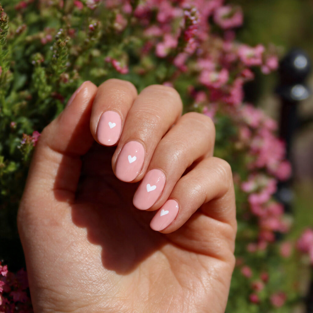 attractive tiny heart blush short round nails with