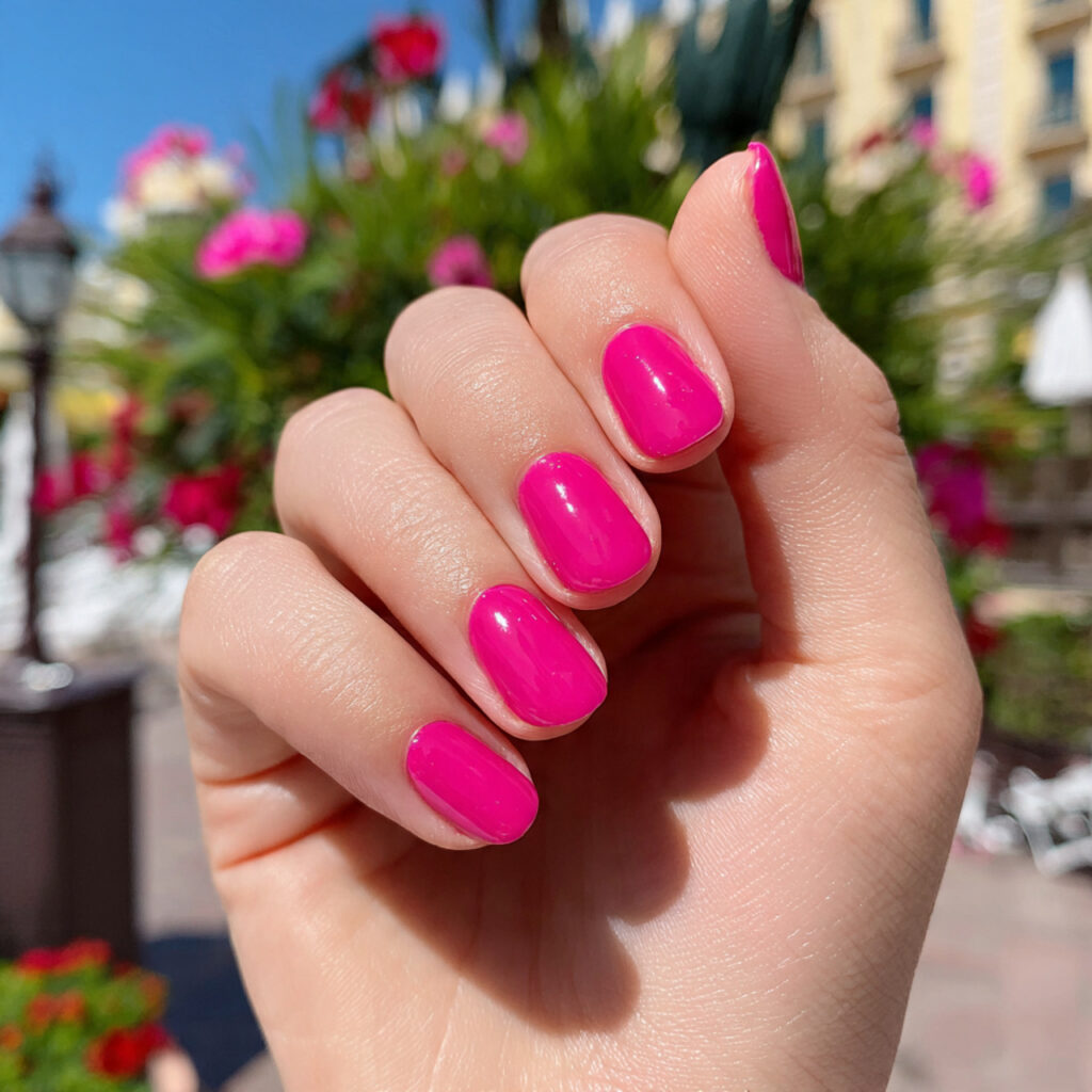 ttractive bright pink short nailswith outdoor back