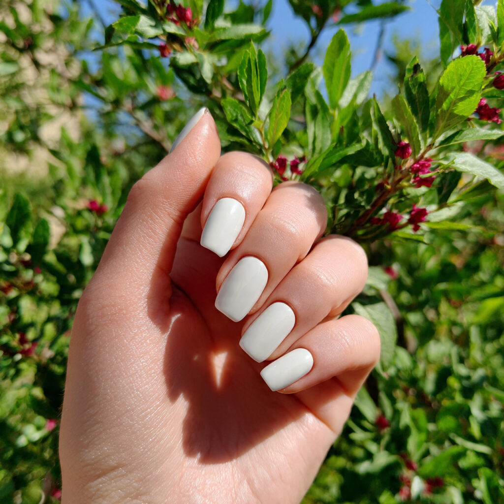 Nail Inspo Summer 2026: Fresh, Glowy & Totally Addictive Looks 5 attractive milky white summer nails with outdoor b
