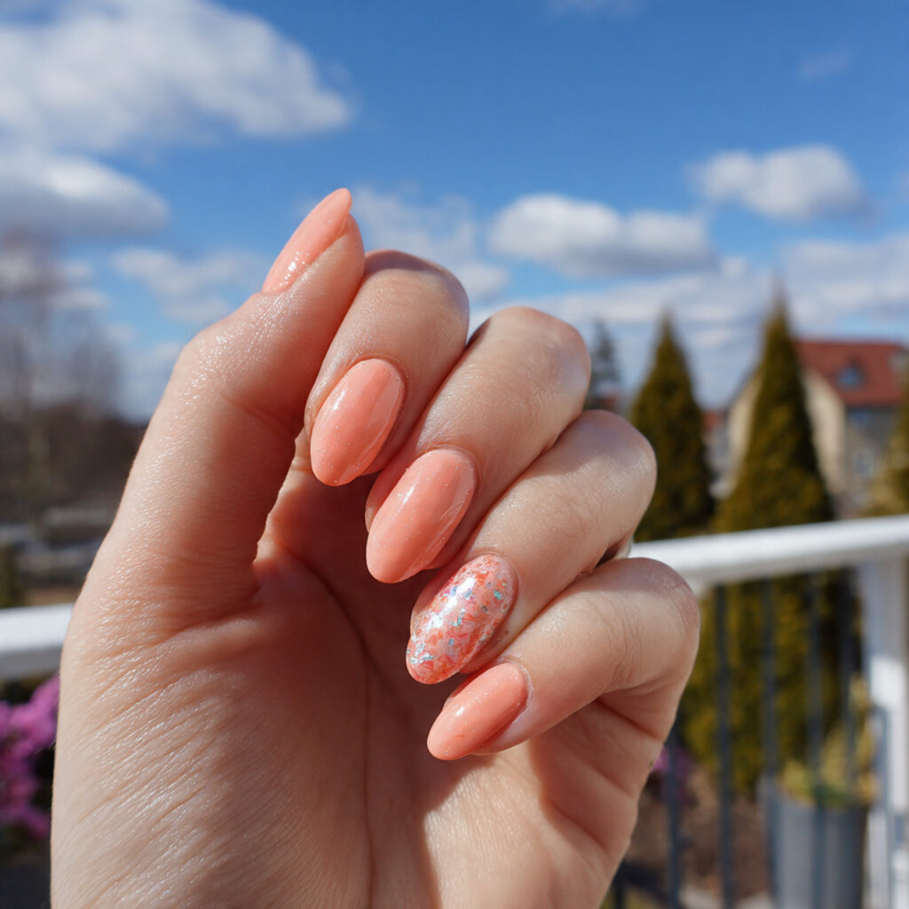 Short Nails Spring: Fresh, Soft & Effortlessly Pretty Ideas 6 attractive peachy short nail with outdoor backgrou