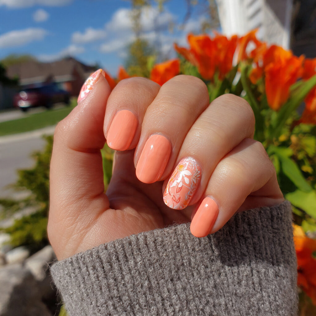 Short Nails Color: Cute, Glossy & Effortlessly Aesthetic Shades 4 attractive peachy short nails with outdoor backgro 4