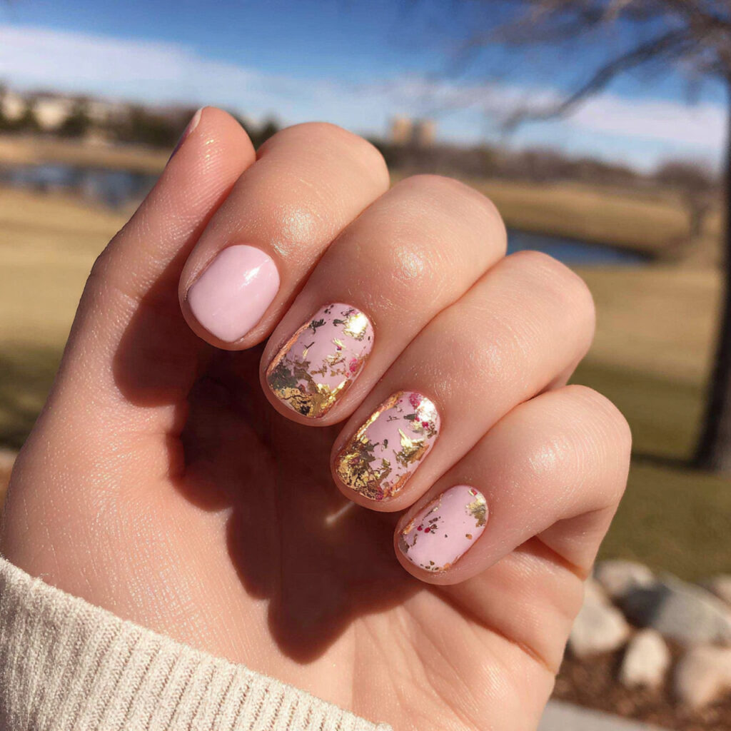 Short Nails Inspo Aesthetic: Cute, Clean & Effortlessly Pretty Ideas 5 attractive short nails with gold foil accent with
